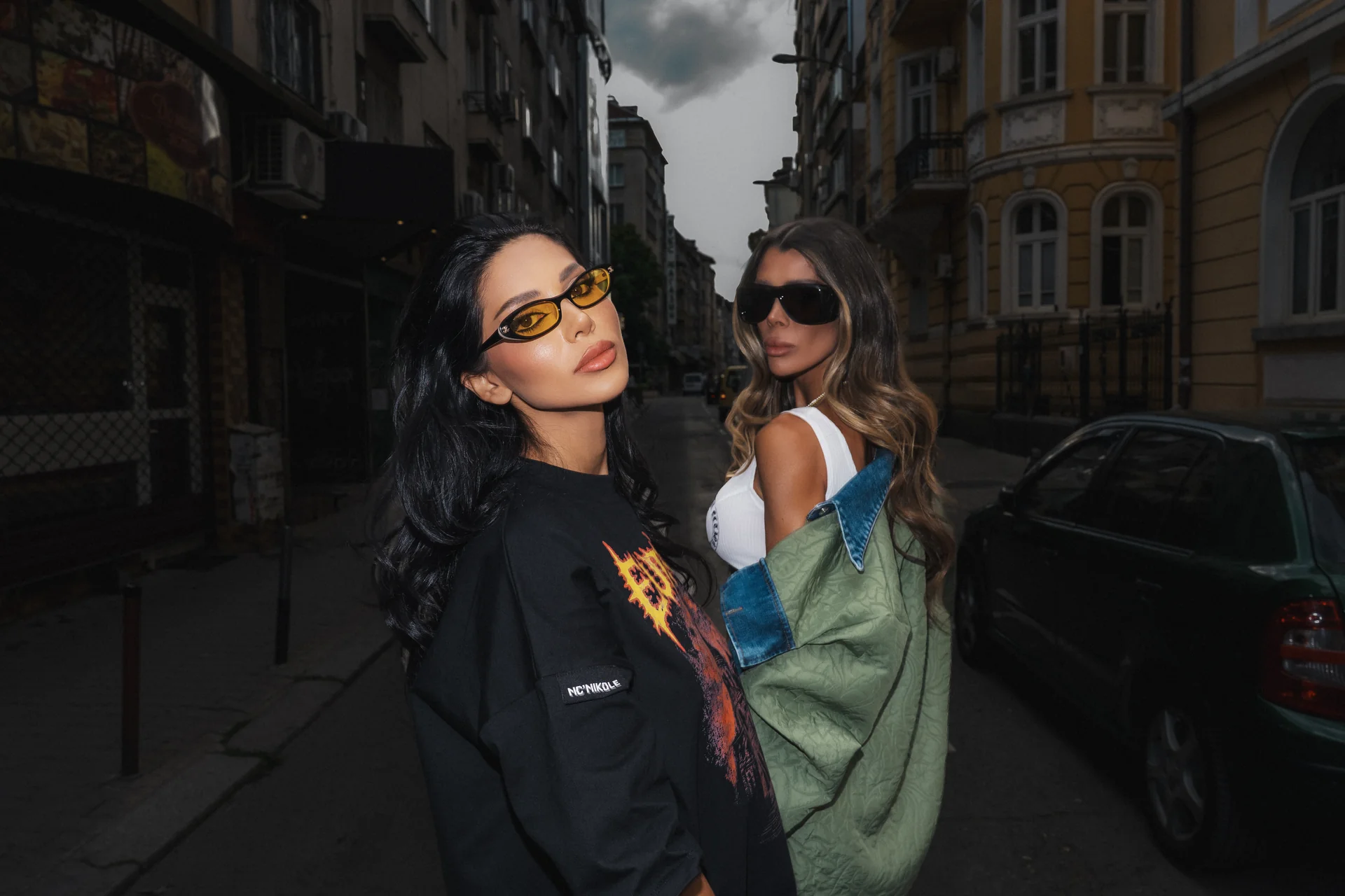Два модела от новата колекция на Nikole Collection на градска улица